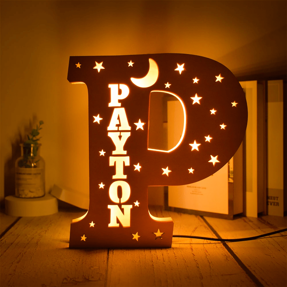 kiddiprint.com P / 19cm KiddiLight™ - Veilleuse LED Personnalisée en Bois Lune Étoile - Lettre Alphabet avec Prénom Gravé