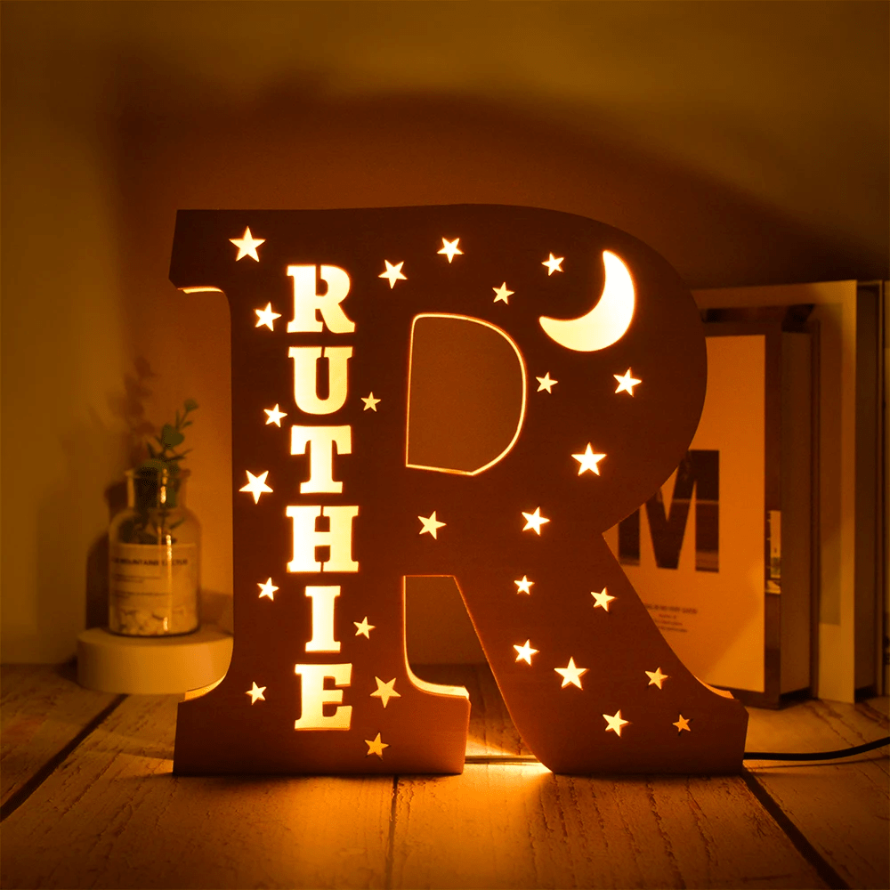 kiddiprint.com R / 19cm KiddiLight™ - Veilleuse LED Personnalisée en Bois Lune Étoile - Lettre Alphabet avec Prénom Gravé