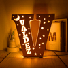 kiddiprint.com V / 19cm KiddiLight™ - Veilleuse LED Personnalisée en Bois Lune Étoile - Lettre Alphabet avec Prénom Gravé