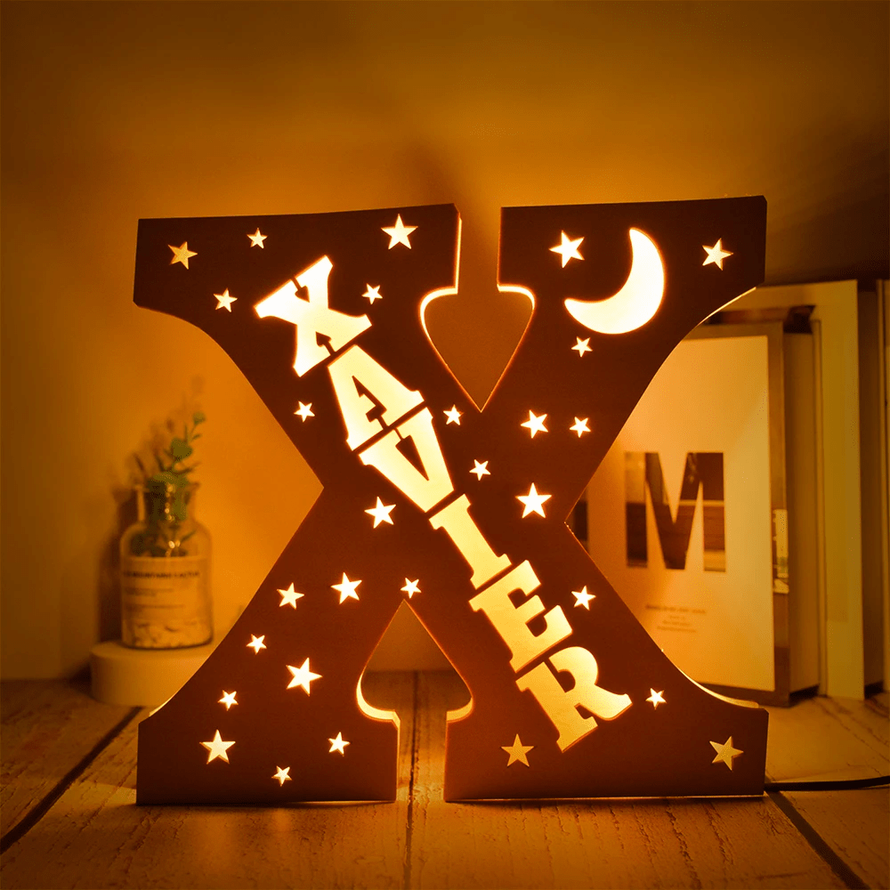 kiddiprint.com X / 19cm KiddiLight™ - Veilleuse LED Personnalisée en Bois Lune Étoile - Lettre Alphabet avec Prénom Gravé