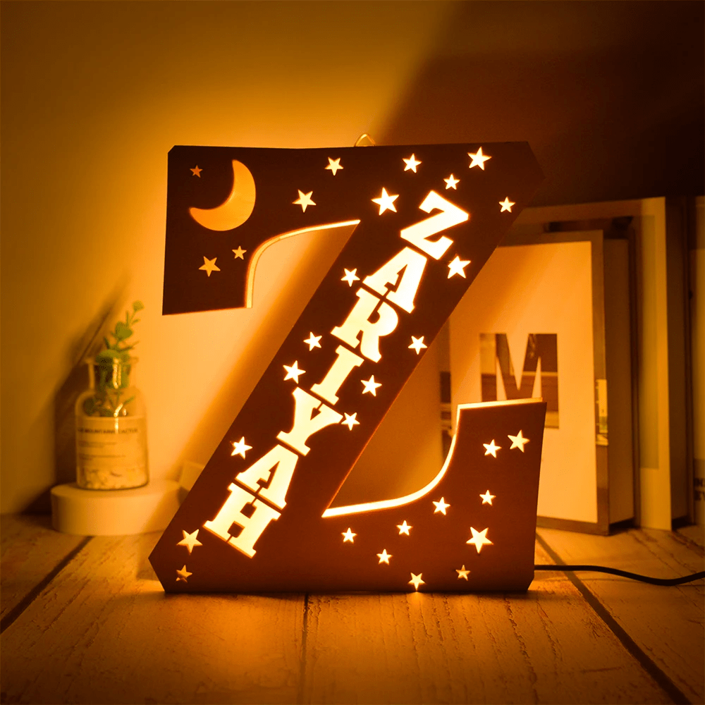 kiddiprint.com Z / 19cm KiddiLight™ - Veilleuse LED Personnalisée en Bois Lune Étoile - Lettre Alphabet avec Prénom Gravé
