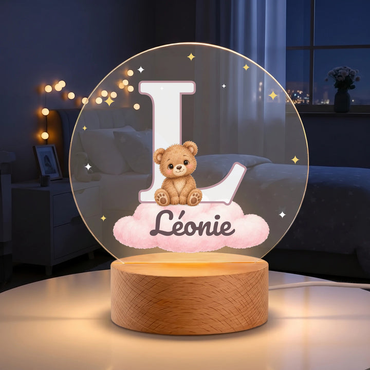 Veilleuse Nuage Étoilé personnalisée Léonie, ourson sur nuage rose, allumée