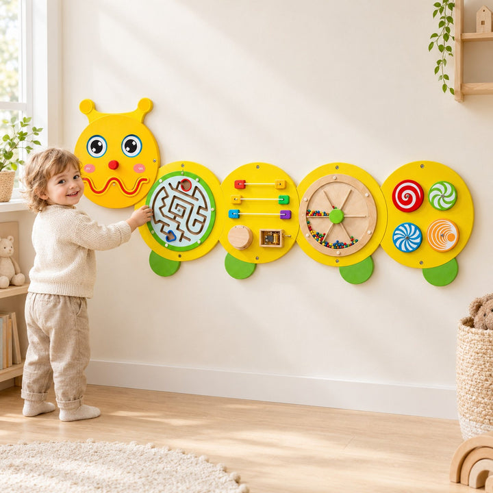 Busy board mural Chenille en bois fixé au mur d'une chambre d'enfant