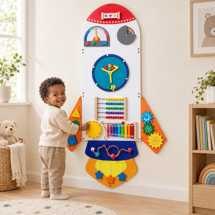 Busy board mural Fusée blanche en bois fixé au mur d'une chambre d'enfant
