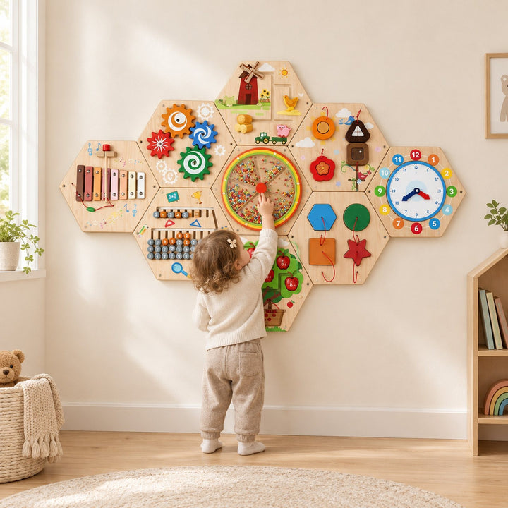 Busy board mural Hexagones en bois fixé au mur d'une chambre d'enfant