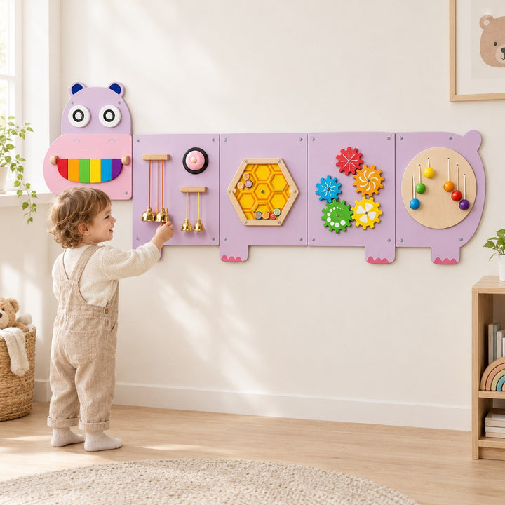 Busy board mural Hippopotame violet en bois fixé au mur d'une chambre d'enfant