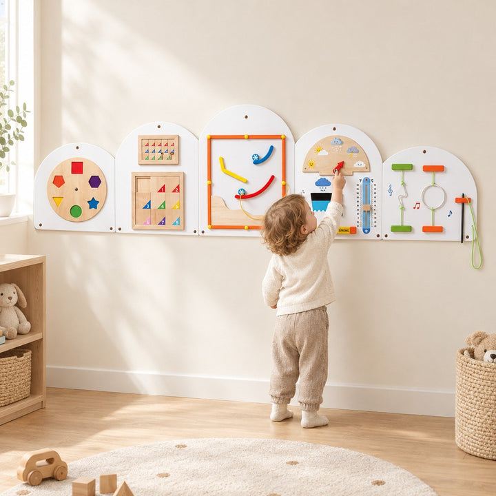Busy board mural Nuage blanc en bois fixé au mur d'une chambre d'enfant