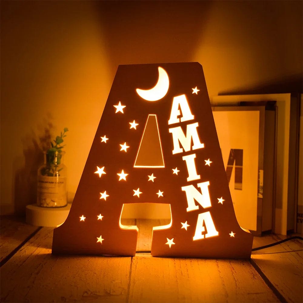 kiddiprint.com A / 19cm KiddiLight™ -  Veilleuse Personnalisée en Bois avec Prénom - Lettre Alphabet Ciel Étoilé