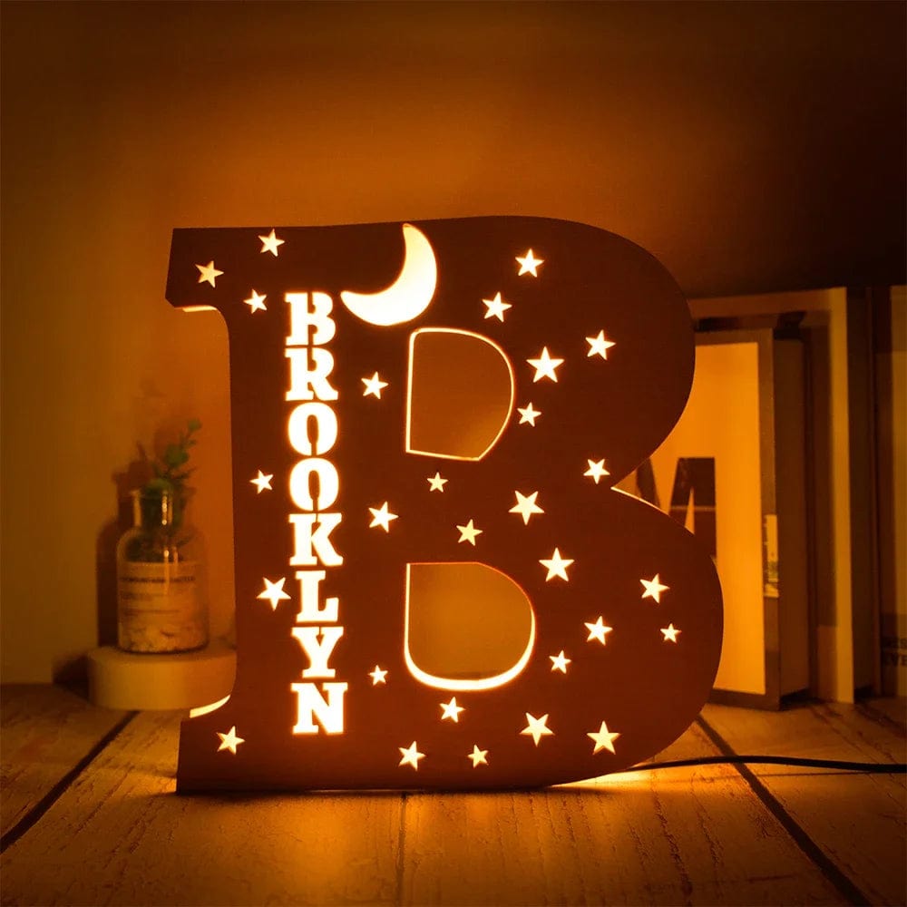 kiddiprint.com B / 19cm KiddiLight™ -  Veilleuse Personnalisée en Bois avec Prénom - Lettre Alphabet Ciel Étoilé