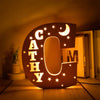 kiddiprint.com C / 19cm KiddiLight™ -  Veilleuse Personnalisée en Bois avec Prénom - Lettre Alphabet Ciel Étoilé