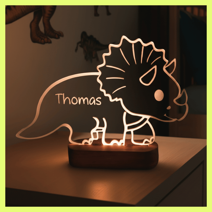 kiddiprint.com Veilleuse Dino Mignon 3 KiddiLight™ - Veilleuse Enfant Personnalisée Prénom – Dinosaure Tricératops LED Base Bois