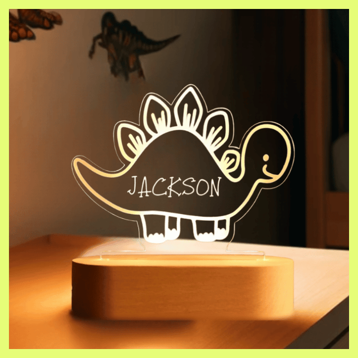 kiddiprint.com Veilleuse Dino Mignon 4 KiddiLight™ - Veilleuse Enfant Personnalisée Prénom – Dinosaure Stégosaure LED Base Bois