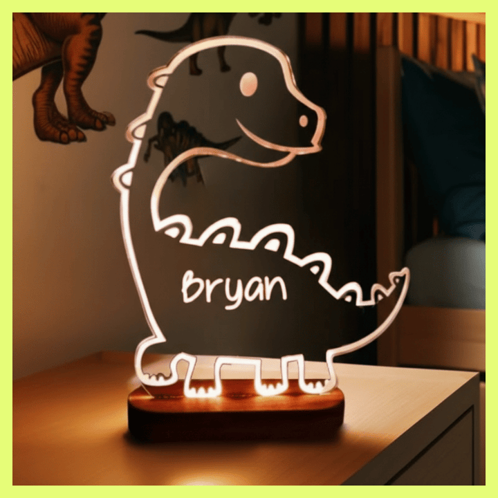 kiddiprint.com Veilleuse Dino Mignon 7 KiddiLight™ - Veilleuse Enfant Personnalisée Prénom – Dinosaure Bébé LED Base Bois