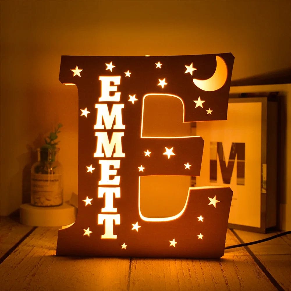 kiddiprint.com E / 19cm KiddiLight™ -  Veilleuse Personnalisée en Bois avec Prénom - Lettre Alphabet Ciel Étoilé