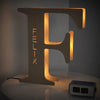 kiddiprint.com F / 24cm KiddiLight™ - Veilleuse LED Personnalisée en Bois - Lettre Alphabet avec Prénom Gravé