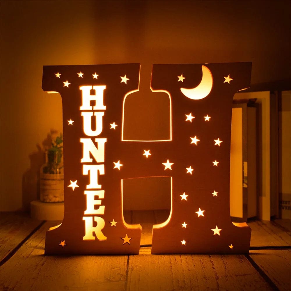 kiddiprint.com H / 19cm KiddiLight™ -  Veilleuse Personnalisée en Bois avec Prénom - Lettre Alphabet Ciel Étoilé