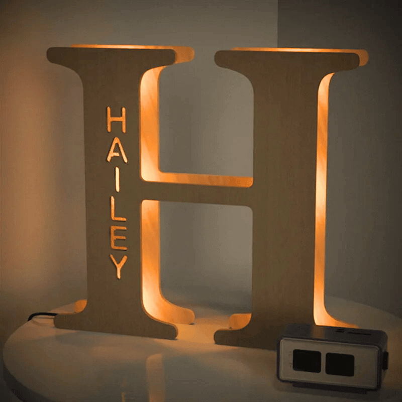 kiddiprint.com H / 24cm KiddiLight™ - Veilleuse LED Personnalisée en Bois - Lettre Alphabet avec Prénom Gravé