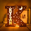 kiddiprint.com K / 19cm KiddiLight™ -  Veilleuse Personnalisée en Bois avec Prénom - Lettre Alphabet Ciel Étoilé