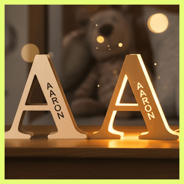 kiddiprint.com Veilleuse KiddiLight™ - Veilleuse LED Personnalisée en Bois - Lettre Alphabet avec Prénom Gravé