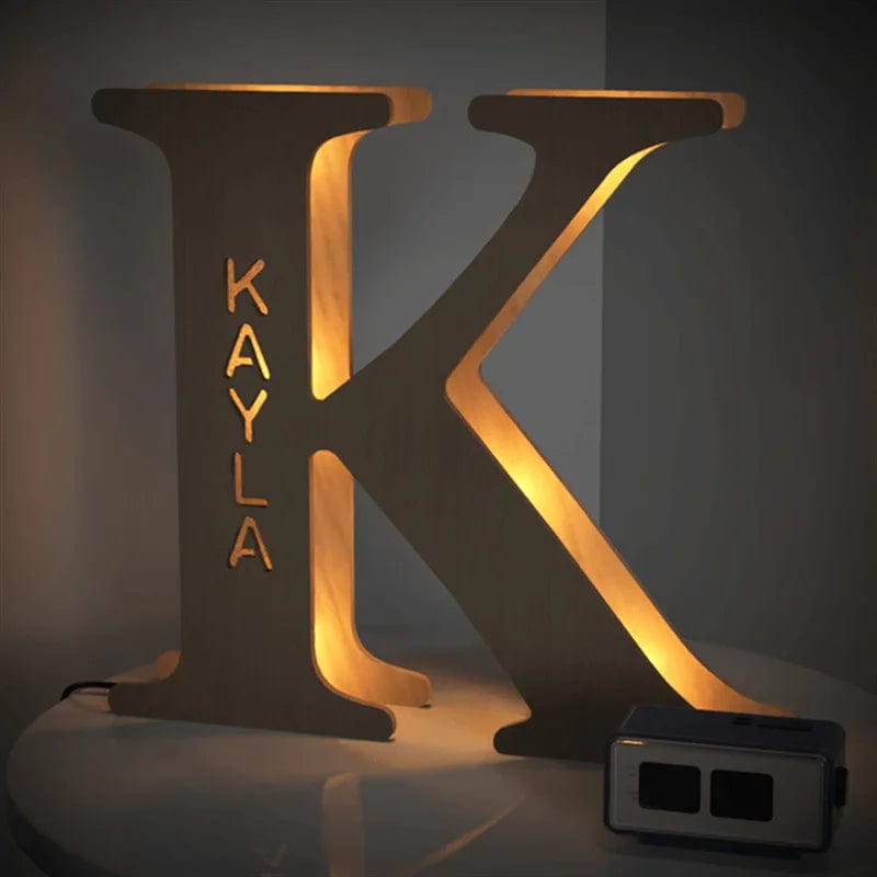 kiddiprint.com KiddiLight™ - Veilleuse LED Personnalisée en Bois - Lettre Alphabet avec Prénom Gravé