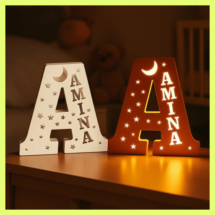 kiddiprint.com Veilleuse KiddiLight™ -  Veilleuse Personnalisée en Bois avec Prénom - Lettre Alphabet Ciel Étoilé