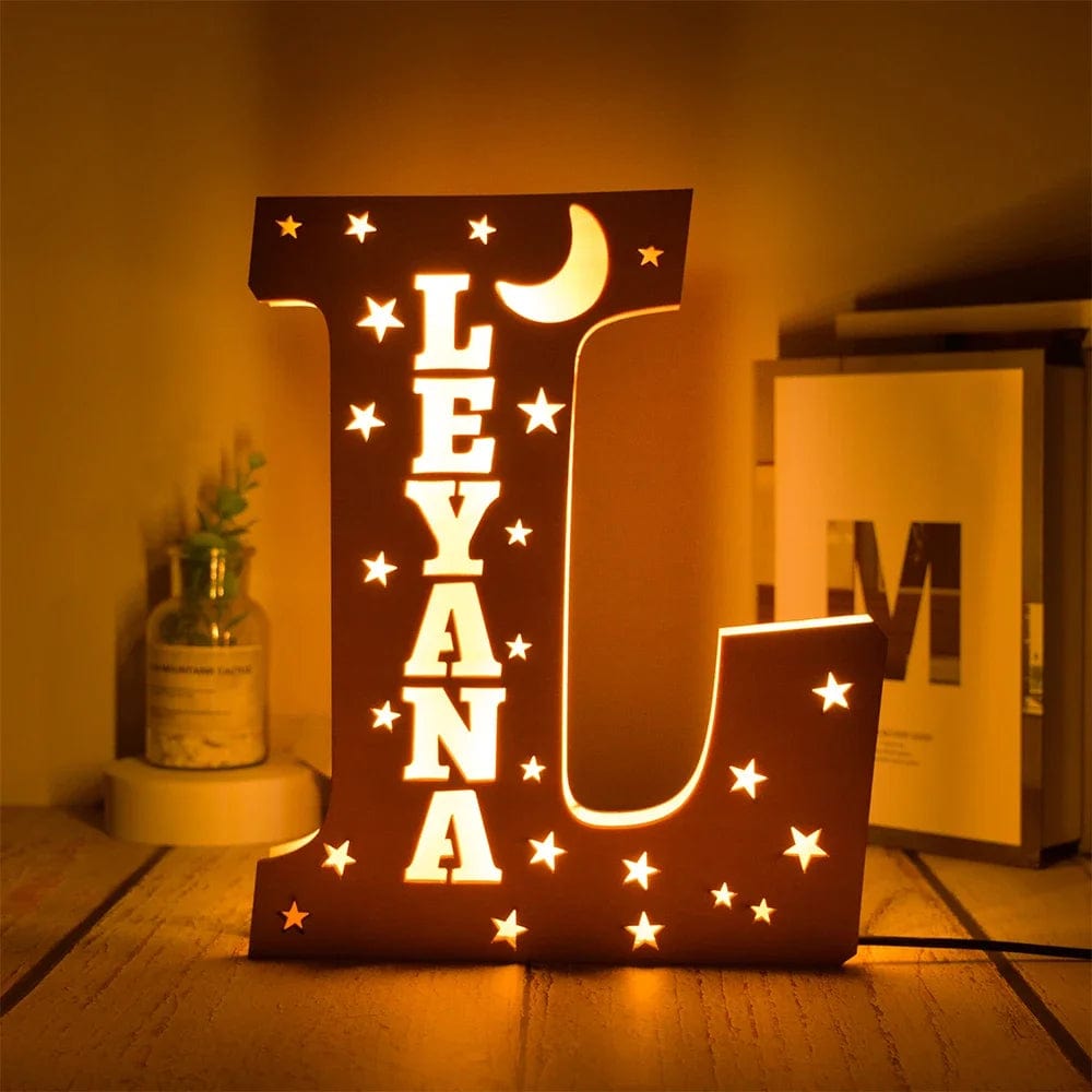 kiddiprint.com L / 19cm KiddiLight™ -  Veilleuse Personnalisée en Bois avec Prénom - Lettre Alphabet Ciel Étoilé