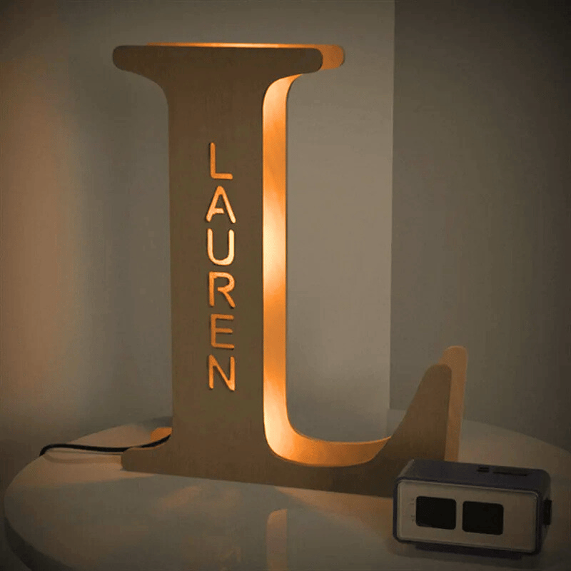 kiddiprint.com L / 24cm KiddiLight™ - Veilleuse LED Personnalisée en Bois - Lettre Alphabet avec Prénom Gravé