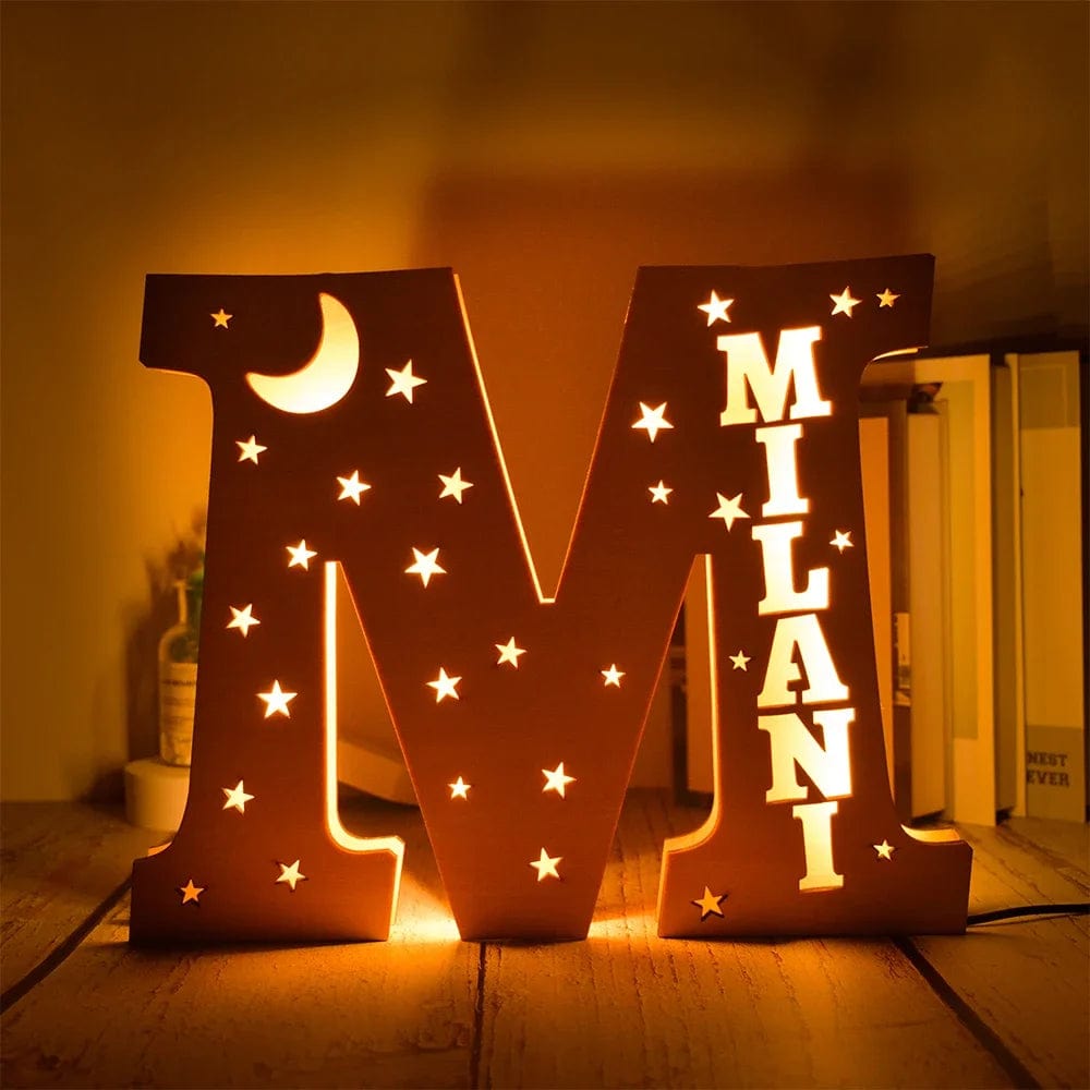 kiddiprint.com M / 19cm KiddiLight™ -  Veilleuse Personnalisée en Bois avec Prénom - Lettre Alphabet Ciel Étoilé