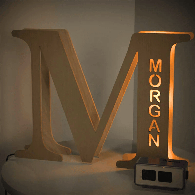 kiddiprint.com M / 24cm KiddiLight™ - Veilleuse LED Personnalisée en Bois - Lettre Alphabet avec Prénom Gravé