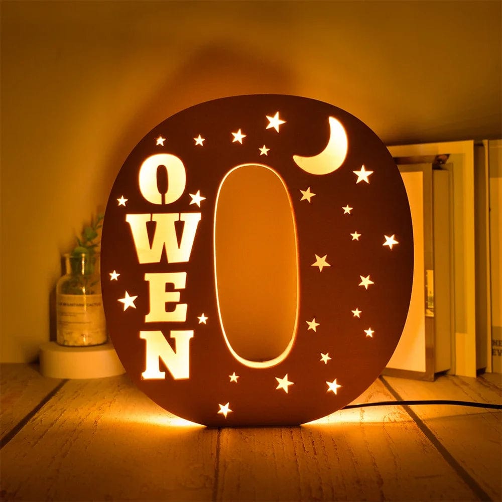 kiddiprint.com O / 19cm KiddiLight™ -  Veilleuse Personnalisée en Bois avec Prénom - Lettre Alphabet Ciel Étoilé