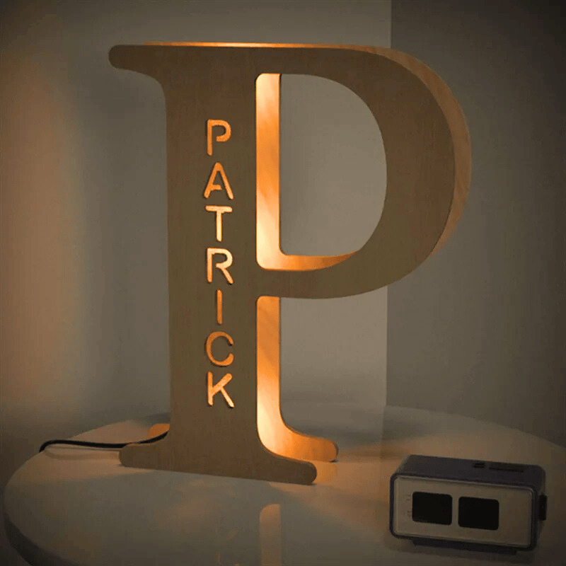 kiddiprint.com P / 24cm KiddiLight™ - Veilleuse LED Personnalisée en Bois - Lettre Alphabet avec Prénom Gravé