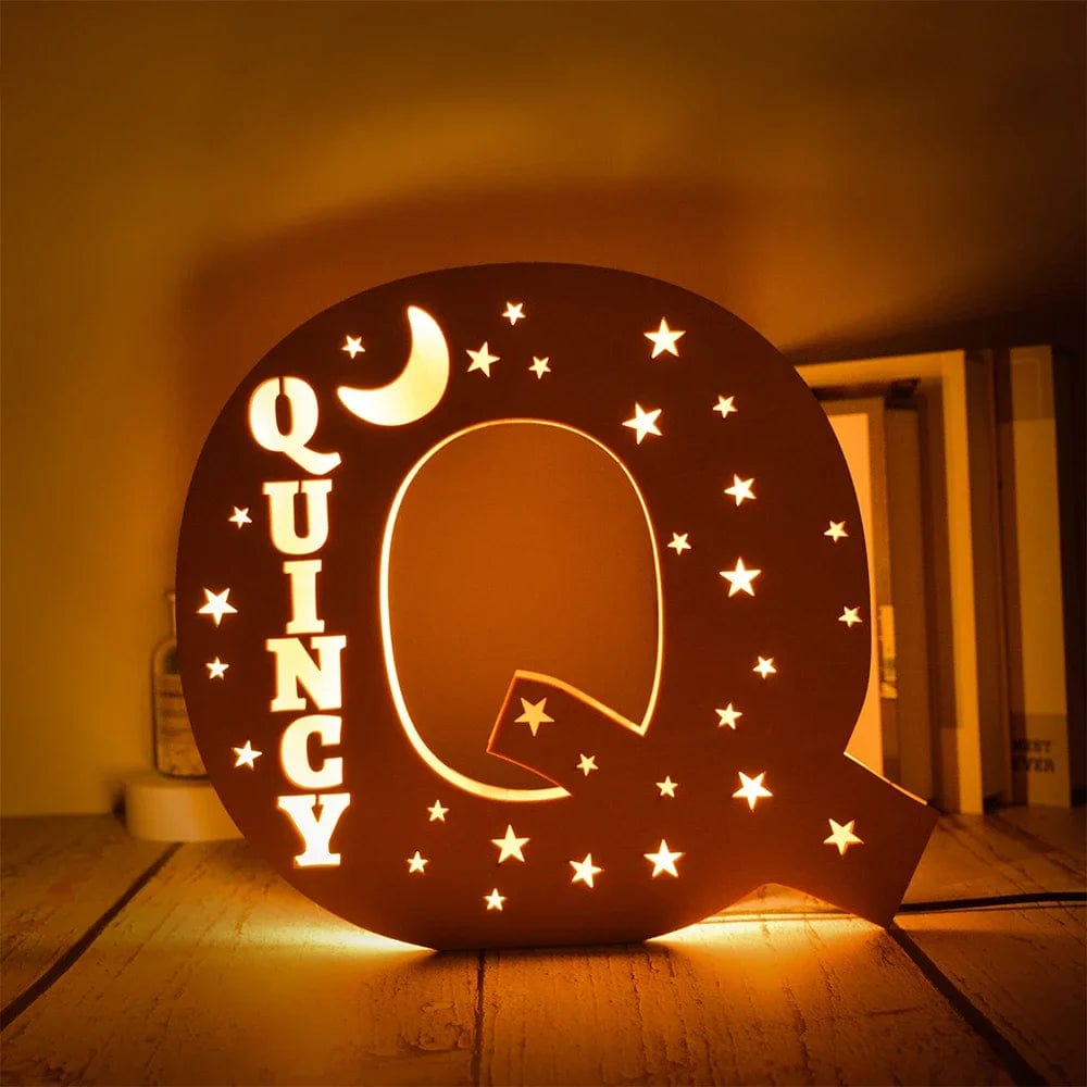 kiddiprint.com Q / 19cm KiddiLight™ -  Veilleuse Personnalisée en Bois avec Prénom - Lettre Alphabet Ciel Étoilé