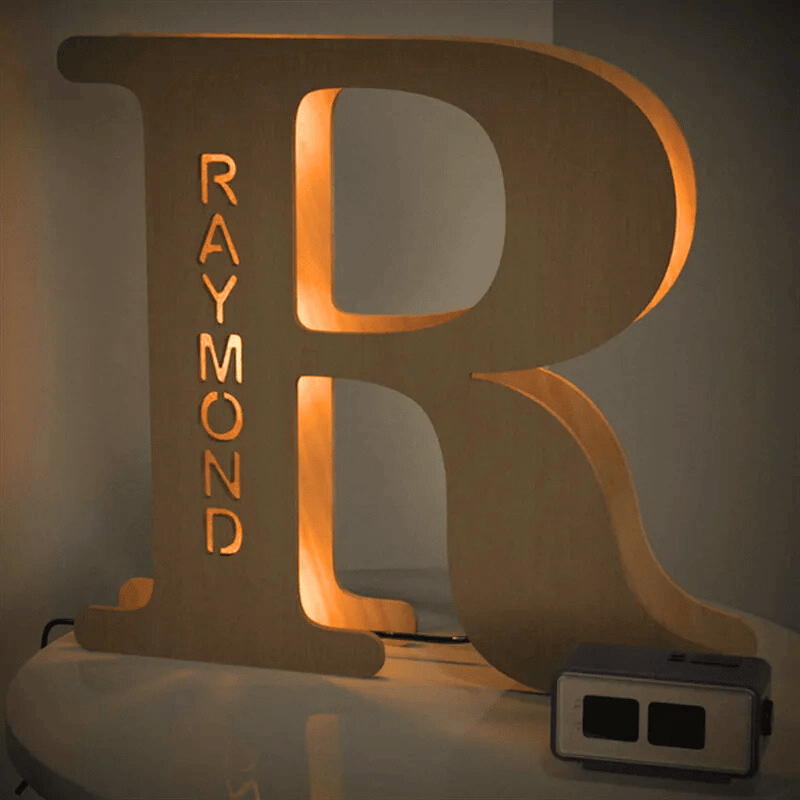 kiddiprint.com R / 24cm KiddiLight™ - Veilleuse LED Personnalisée en Bois - Lettre Alphabet avec Prénom Gravé