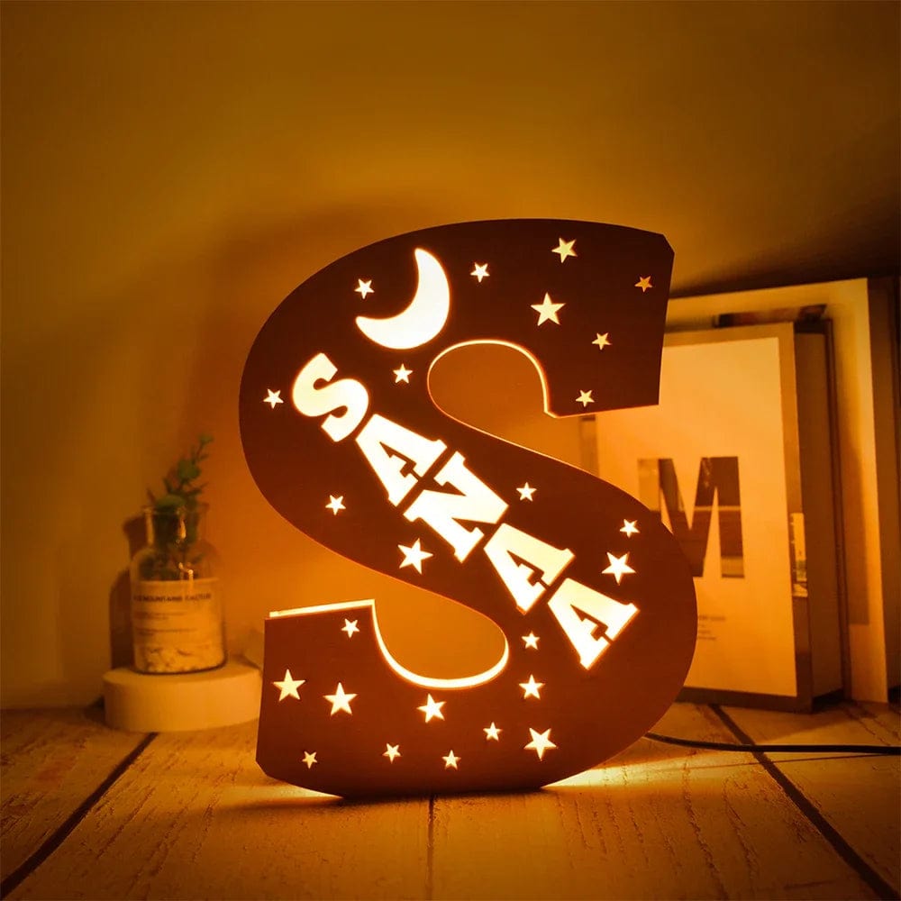 kiddiprint.com S / 19cm KiddiLight™ -  Veilleuse Personnalisée en Bois avec Prénom - Lettre Alphabet Ciel Étoilé