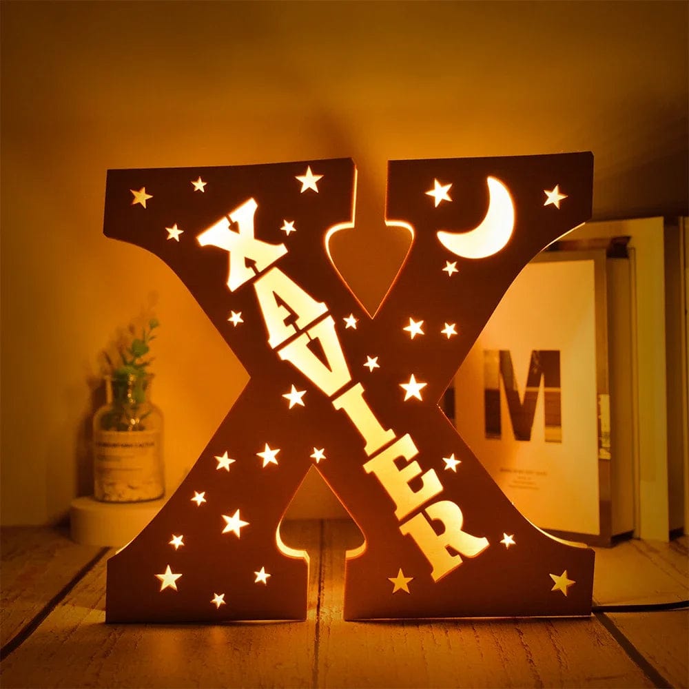 kiddiprint.com X / 19cm KiddiLight™ -  Veilleuse Personnalisée en Bois avec Prénom - Lettre Alphabet Ciel Étoilé