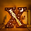 kiddiprint.com X / 19cm KiddiLight™ -  Veilleuse Personnalisée en Bois avec Prénom - Lettre Alphabet Ciel Étoilé