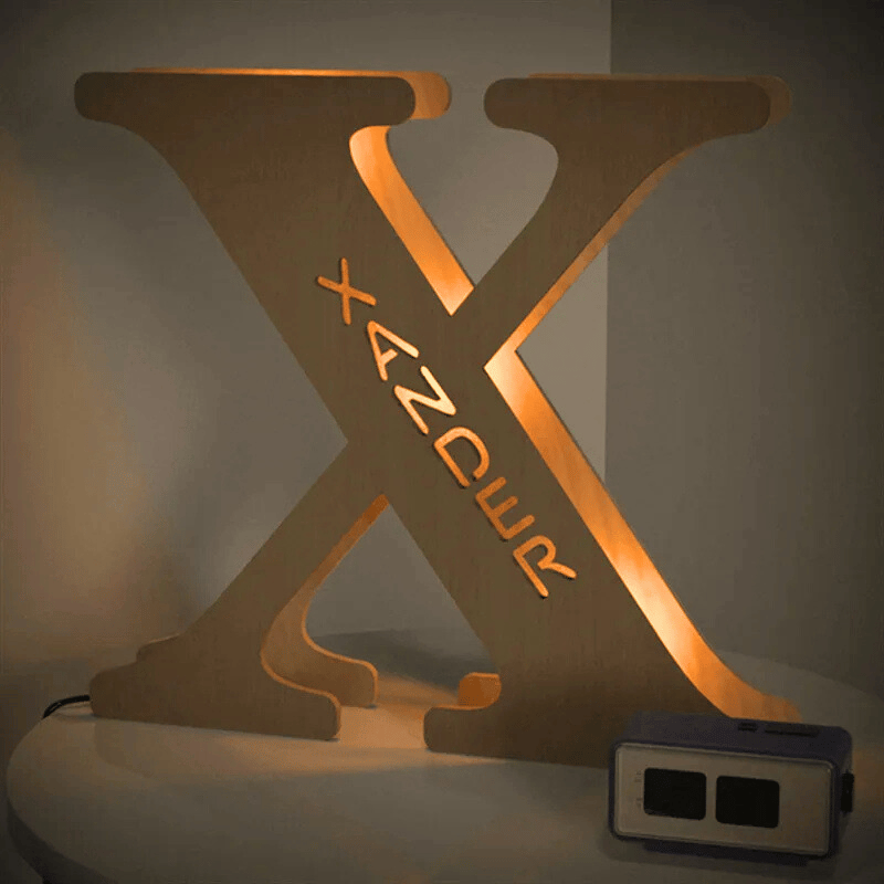 kiddiprint.com X / 24cm KiddiLight™ - Veilleuse LED Personnalisée en Bois - Lettre Alphabet avec Prénom Gravé