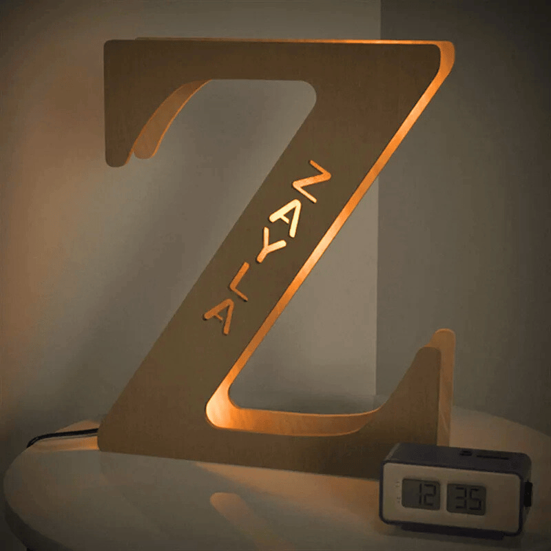 kiddiprint.com Z / 24cm KiddiLight™ - Veilleuse LED Personnalisée en Bois - Lettre Alphabet avec Prénom Gravé