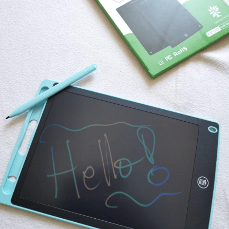 Un Enfant Utilisant Une Tablette De Dessin Et Un Stylet Dans Mou Digital  Native Gen Alpha Generation